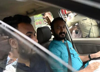 രാഹുൽ മാങ്കൂട്ടത്തിലിന്റെ കാർ തടഞ്ഞ് എസ്എഫ്ഐ, റോഡിൽ കുത്തിയിരുന്ന് പ്രതിഷേധം, പുറത്തിറങ്ങാതെ എംഎൽഎ