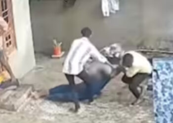 വീട്ടുകാരുടെ സമ്മതമില്ലാതെ ഒളിച്ചോടി വിവാഹം കഴിച്ചു, ഭർതൃ വീട്ടുകാരെ തല്ലിച്ചതച്ച് യുവതിയെ മണ്ണിലൂടെ വലിച്ചിഴച്ച് കുടുംബം, ആക്രമണം മുളകുപൊടി എറിഞ്ഞ ശേഷം, കാറിൽ കയറാൻ വിസമ്മതിച്ച യുവതിയെ കൊടൂരമായി മർദിച്ചു