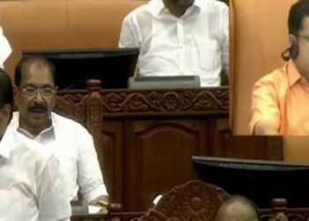 രാഹുൽ ​ഗാന്ധിക്കെതിരെയുള്ള ‘കൊലവിളി’ അടിയന്തര സ്വഭാവമുള്ളതല്ല, അതിനത്ര പ്രാധാന്യമില്ല, അടിയന്തര പ്രമേയത്തിന്റെ നോട്ടീസ് തള്ളി മൈക്ക് ഓഫ് ചെയ്ത് സ്പീക്കർ!! കൊലവിളി നടത്തിയാളെ സർക്കാർ സംരക്ഷിക്കാൻ ശ്രമിക്കുന്നു- വിഡി സതീശൻ