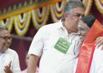 ‘അമ്മ എല്ലാവരെയും ചുംബിക്കുമല്ലോ, എനിക്കും തന്നു!! എൻറെ അമ്മയുടെ പ്രായം ഉള്ള, അമ്മയുടെ സ്ഥാനത്ത് നിൽക്കുന്നയാൾക്ക് ഉമ്മ നൽകിയത് പലർക്കും സഹിക്കാൻ കഴിയില്ല, എല്ലാവർക്കും അവരുടെ ആലിംഗനത്തിൽപെടാം ഞങ്ങൾക്ക് പറ്റില്ല, അതങ്ങ് മനസിൽ വെച്ചാൽ മതി’- സജി ചെറിയാൻ