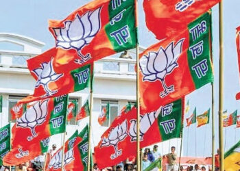 കന്യാസ്ത്രീകളെ വിടാതെ വേട്ടയാടി സംഘ്പരിവാർ… മതപരിവർത്തനം ആരോപിച്ച് കന്യാസ്ത്രീകളെയും കുട്ടികളെയും റെയിൽവേ സ്റ്റേഷനിൽ  തടഞ്ഞു വച്ചു, സ്റ്റേഷനിലേക്കിരച്ചെത്തി ഹിന്ദുത്വ പ്രവർത്തകർ