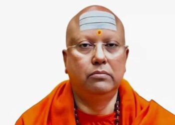 ‘എന്റെ മുറിയിലേക്കു വരൂ, നമുക്കു വിദേശത്തേക്കു പോകാം, നീ ഒറ്റപ്പൈസ പോലും മുടക്കേണ്ടി വരില്ല’!! ‘അനുസരിച്ചില്ലെങ്കിൽ നിന്റെ മാർക്ക് കുറയും, കരിയർ തന്നെ നശിപ്പിക്കും’- സ്വാമി ചൈതന്യാനന്ദയുടെ സന്ദേശങ്ങൾ ഇങ്ങനെ, ആജ്ഞാനുവർത്തികളായി വനിതാ വാർഡൻമാരും