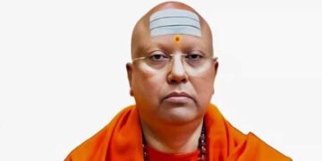 ‘എന്റെ മുറിയിലേക്കു വരൂ, നമുക്കു വിദേശത്തേക്കു പോകാം, നീ ഒറ്റപ്പൈസ പോലും മുടക്കേണ്ടി വരില്ല’!! ‘അനുസരിച്ചില്ലെങ്കിൽ നിന്റെ മാർക്ക് കുറയും, കരിയർ തന്നെ നശിപ്പിക്കും’- സ്വാമി ചൈതന്യാനന്ദയുടെ സന്ദേശങ്ങൾ ഇങ്ങനെ, ആജ്ഞാനുവർത്തികളായി വനിതാ വാർഡൻമാരും