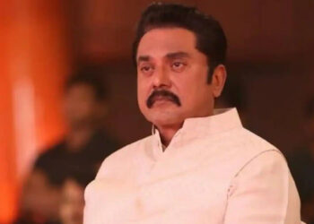 തടിച്ചുകൂടുന്ന ജനക്കൂട്ടത്തെക്കുറിച്ചുള്ള വിജയിയുടെ അഭിമാനമാണ് ദുരന്തത്തിന് കാരണമായത്, ഒരു നേതാവ് തന്റെ സുരക്ഷയേക്കാൾ മുൻ​ഗണന കൊടുക്കേണ്ടത് പ്രവർത്തകരുടെ സുരക്ഷയ്ക്ക്, പൊലീസ് നിർദേശം അവ​ഗണിച്ച് റാലി നടത്തിയ വിജയ് തന്നെ ദുരന്തത്തിന്റെ ഉത്തരവാദിത്തം ഏറ്റെടുക്കണ, കരൂർ ദുരന്തത്തിൽ പ്രതികരണവുമായി ശരത്കുമാർ