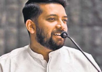 സ്ഥലം മാറ്റി ഓമനിക്കുകയല്ല പിരിച്ചുവിട്ട് ശിക്ഷിക്കുകയാണ് വേണ്ടത്!! കൊടി സുനിക്ക് രണ്ടെണ്ണം വീശാൻ ടച്ചിങ്‌സ് കൊടുത്ത സർക്കാരാണ് കെഎസ്‍യു പ്രവർത്തകരെ മുഖം മൂടിയിട്ടും കയ്യാമം വച്ചും കോടതിയിൽ ഹാജരാക്കിയത്- ഷാഫി പറമ്പിൽ എംഎൽഎ