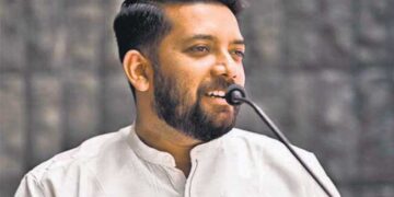 സ്ഥലം മാറ്റി ഓമനിക്കുകയല്ല പിരിച്ചുവിട്ട് ശിക്ഷിക്കുകയാണ് വേണ്ടത്!! കൊടി സുനിക്ക് രണ്ടെണ്ണം വീശാൻ ടച്ചിങ്സ് കൊടുത്ത സർക്കാരാണ് കെഎസ്യു പ്രവർത്തകരെ മുഖം മൂടിയിട്ടും കയ്യാമം വച്ചും കോടതിയിൽ ഹാജരാക്കിയത്- ഷാഫി പറമ്പിൽ എംഎൽഎ