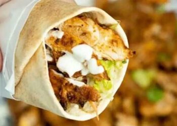 ഹോട്ടലിൽ നിന്ന് ഷവർമ കഴിച്ച പതിനഞ്ചോളം കുട്ടികൾക്ക് ഛർദിയും ദേഹാസ്വാസ്ഥ്യവും, കുട്ടികൾ നിരീക്ഷണത്തിൽ, അസ്വസ്ഥത അനുഭവപ്പെട്ടത് പൂച്ചക്കാട് പള്ളിയിൽ നബിദിനാഘോഷം കാണാനെത്തിയ കുട്ടികൾക്ക്