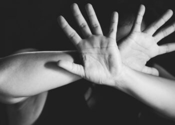 വിവാഹം കഴിക്കാമെന്ന് വിശ്വസിപ്പിച്ച് രണ്ട് വർഷം ഒരുമിച്ച് കഴിഞ്ഞു, വിവാഹം രജിസ്റ്റർ ചെയ്യാൻ ആവശ്യപ്പെട്ടതോടെ ഭീഷണി, ഒടുവിൽ കേരളത്തിലേക്ക് നാടുവിട്ടു, സ്വകാര്യ രം​ഗം ഫോണിൽ പകർത്തിയെന്നും പരാതി, മലയാളി ക്രിക്കറ്റ് കോച്ചിനെതിരെ പരാതി