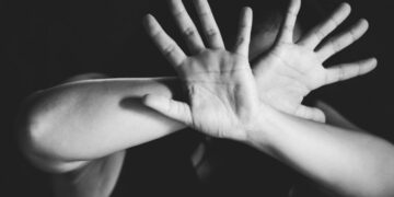 വിവാഹം കഴിക്കാമെന്ന് വിശ്വസിപ്പിച്ച് രണ്ട് വർഷം ഒരുമിച്ച് കഴിഞ്ഞു, വിവാഹം രജിസ്റ്റർ ചെയ്യാൻ ആവശ്യപ്പെട്ടതോടെ ഭീഷണി, ഒടുവിൽ കേരളത്തിലേക്ക് നാടുവിട്ടു, സ്വകാര്യ രംഗം ഫോണിൽ പകർത്തിയെന്നും പരാതി, മലയാളി ക്രിക്കറ്റ് കോച്ചിനെതിരെ പരാതി