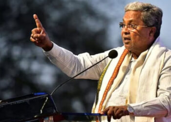 അരമണിക്കൂർ പോലും നിങ്ങൾക്ക് ഇരിക്കാൻ പറ്റില്ലേ ?? നിങ്ങൾ വീട്ടിൽതന്നെ ഇരിക്കണമായിരുന്നു, ഇവരെ പോകാൻ അനുവദിക്കരുത്,   പ്രസം​ഗത്തിനിടെ എഴുന്നേറ്റുപോകാൻ  ശ്രമിച്ചവരോട് പൊട്ടിത്തെറിച്ച് സിദ്ധരാമയ്യ