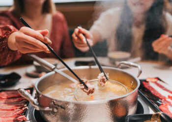 മദ്യപിച്ച് റെസ്റ്ററന്റിലെ ഹോട്ട്പോട്ട് സൂപ്പിൽ മൂത്രമൊഴിച്ച് കൗമാരക്കാർ… 2.7 കോടി രൂപ പിഴ വിധിച്ച് കോടതി, നഷ്ടപരിഹാരം മാതാപിതാക്കൾ അടയ്ക്കണം