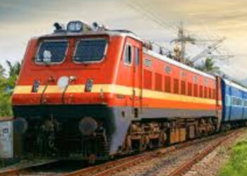 കോച്ചിനടിയിൽ പുക, പരിശോധിക്കാൻ ട്രെയിനിന്റെ അടിയിലേക്ക് ഇറങ്ങി ജീവനക്കാരി, ട്രെയിൻ മുന്നോട്ടെടുത്ത് ലോക്കോപൈലറ്റ്, യുവതിയുടെ മുകളിലൂടെ കടന്ന് പോയത് രണ്ട് ബോഗികൾ