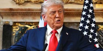 ആളിറങ്ങാനുണ്ട്…ഇന്ത്യക്കാരായ യാത്രക്കാർ തിരിച്ചിറങ്ങണമെന്ന് നിർബന്ധം പിടിച്ചതോടെ സാൻഫ്രാൻസിസ്കോയിൽ എമിറേറ്റ്സിന്റെ വിമാനം താമസിച്ചത് മണിക്കൂറുകളോളം!! എച്ച് 1 ബി വിസ ഫീസ് ഉയർത്തിയതോടെ കൂട്ടത്തോടെ യാത്ര റദ്ദാക്കി ഇന്ത്യക്കാർ, ടിക്കറ്റ് നിരക്ക് കുതിച്ചത് 37,000 രൂപയിൽനിന്ന് 70,000-80,000 ലേക്ക്