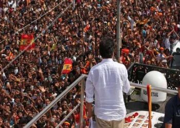 വിജയ് സ്റ്റൈൽ ട്വിസ്റ്റ്..!! കരൂർ ദുരന്തത്തിനു പിന്നിൽ ​ഗൂഢാലോചന.., റാലിക്കുമുൻപ് കല്ലേറ്, പോലീസ് ആളുകൾക്കു നേരെ ലാത്തിവീശി, സംഭവത്തിൽ സ്വതന്ത്ര അന്വേഷണം നടത്തണം… ടിവികെ മദ്രാസ് ഹൈക്കോടതിയിൽ, ഹർജി പരി​ഗണിക്കുക നാളെ