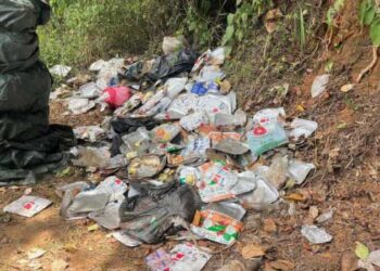 രാത്രിയിൽ ആരുമറിയാതെ പ്ലാസ്റ്റിക് മാലിന്യവും പഴകിയ ഭക്ഷണാവശിഷ്ടങ്ങളുമടക്കം പൊതുസ്ഥലത്ത് തള്ളി മുങ്ങി, തുമ്പായത് മാലിന്യത്തോടൊപ്പം ഉപേക്ഷിച്ച സമ്മാനക്കൂപ്പണുകൾ, കയ്യോടെ പാരിതോഷികമായി ഒരു ലക്ഷം പിഴ