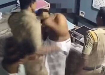 സുഹൃത്തുക്കളോട് വളരെ മോശമായി പെരുമാറിയത് ചോദ്യം ചെയ്ത യൂത്ത് കോൺ​ഗ്രസ് പ്രവർത്തകന് പോലീസിന്റെ ക്രൂര മർദ്ദനം, അടിയിൽ ചെവിയുടെ കേൾവി തകരാറിലായി, മദ്യപിച്ചെന്ന് വ്യാജ പരാതി, രണ്ടു വർഷത്തിനു ശേഷം ദൃശ്യങ്ങൾ പുറത്ത്, 4 പോലീസുകാർക്കെതിരെ നടപടി