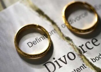 സംശയരോഗിയായ ഒരു ഭർത്താവ് വിവാഹ ജീവിതം നരകതുല്യമാക്കും- ഹൈക്കോടതി!! ജോലി രാജിവെപ്പിച്ച് വിദേശത്തേക്ക് കൊണ്ടുപോയി, പുറത്തു പോകുമ്പോൾ വാതിൽ പൂട്ടും, സ്വന്തം വീട്ടുകാരോട് പോലും സംസാരിക്കരുത്!! ഭാര്യയ്ക്ക് വിവാഹ മോചനം അനുവ​ദിച്ച് ഹൈക്കോടതി, ഈ ക്രൂരതകൾ വലിയ കാര്യമല്ല, സാധാരണ നടക്കുന്ന സംഭവമെന്ന് ഭർത്താവ് കോടതിയിൽ