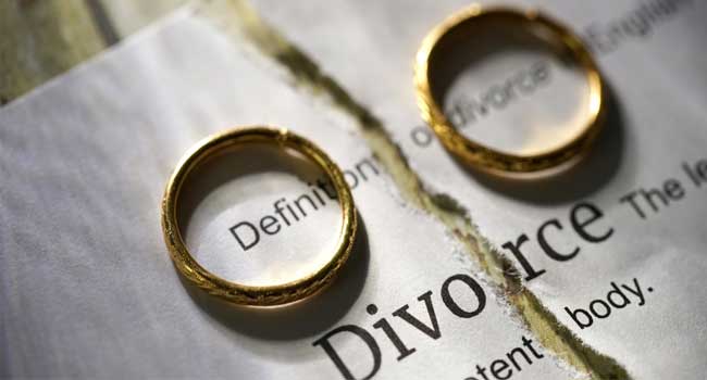 സംശയരോഗിയായ ഒരു ഭർത്താവ് വിവാഹ ജീവിതം നരകതുല്യമാക്കും- ഹൈക്കോടതി!! ജോലി രാജിവെപ്പിച്ച് വിദേശത്തേക്ക് കൊണ്ടുപോയി, പുറത്തു പോകുമ്പോൾ വാതിൽ പൂട്ടും, സ്വന്തം വീട്ടുകാരോട് പോലും സംസാരിക്കരുത്!! ഭാര്യയ്ക്ക് വിവാഹ മോചനം അനുവ​ദിച്ച് ഹൈക്കോടതി, ഈ ക്രൂരതകൾ വലിയ കാര്യമല്ല, സാധാരണ നടക്കുന്ന സംഭവമെന്ന് ഭർത്താവ് കോടതിയിൽ