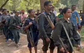 13 സ്ത്രീകൾ ഉൾപ്പെടെ 21 പേർ; 18 ആയുധങ്ങളുമായി 21 മാവോയിസ്റ്റുകൾ ഛത്തീസ്ഗഢിൽ കീഴടങ്ങി