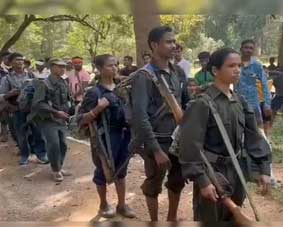 13 സ്ത്രീകൾ ഉൾപ്പെടെ 21 പേർ; 18 ആയുധങ്ങളുമായി 21 മാവോയിസ്റ്റുകൾ ഛത്തീസ്ഗഢിൽ കീഴടങ്ങി