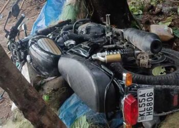 വിവാഹസൽക്കാരത്തിൽ പങ്കെടുത്ത് മടങ്ങവേ അപകടം, മൂന്നം​ഗ സംഘം സഞ്ചരിച്ച ബൈക്ക് ദിശതെറ്റി 10 അടി ഉയരമുള്ള സംരക്ഷണ ഭിത്തിയിൽനിന്നും പുഴയിലേക്ക് പതിച്ചു, യുവാവിന് ദാരുണാന്ത്യം, സ്ത്രീയുൾപ്പെടെ രണ്ടുപേർ ​ഗുരുതരാവസ്ഥയിൽ