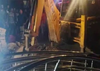 ഓട വൃത്തിയാക്കുന്നതിനിടെ മൂന്നു ശുചീകരണ തൊഴിലാളികൾക്ക് ദാരുണാന്ത്യം!! അപകടം വൃത്തിയാക്കുന്നതിനിടെ കുഴഞ്ഞുവീണ തൊഴിലാളിയെ രക്ഷിക്കാനുള്ള ശ്രമത്തിനിടെ, രക്ഷിക്കാനിറങ്ങിയ മറ്റു രണ്ടുപേരും ഓടയിൽ കുടുങ്ങി