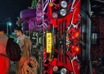 വിനോദയാത്രയ്ക്ക് പോയ ടൂറിസ്റ്റ് ബസ് മറിഞ്ഞ് ഒരു മരണം, 49 പേർക്ക് പരുക്ക്, 18 പേരുടെ നില ​ഗുരുതരം, അപകടത്തിനു പിന്നിൽ ഡ്രൈവർ ഉറങ്ങിയതിനാലെന്ന് സൂചന