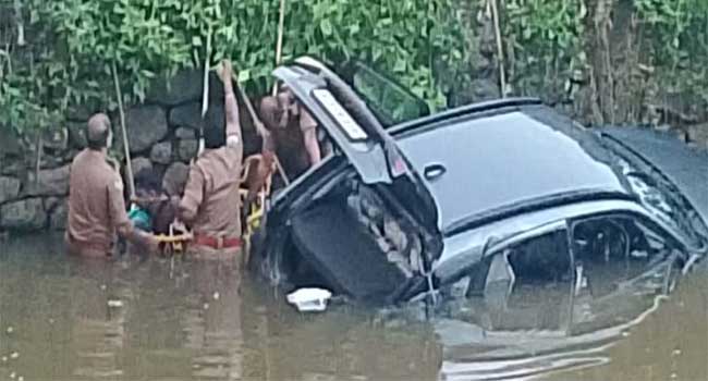 നിയന്ത്രണം വിട്ട കാർ തോട്ടിലേക്കു മറിഞ്ഞു യുവ ഡോക്ടർക്ക് ദാരുണാന്ത്യം, അപകടം സുഹൃത്തിനെ കാണാൻ എറണാകുളത്തേക്ക് പോകുന്നതിനിടെ, അപകട വിവരം പുറംലോകമറിഞ്ഞത് ഇന്ന് രാവിലെ