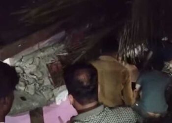 മണ്ണിടിച്ചിൽ ഭയന്ന് 22 കുടുംബങ്ങളെ മാറ്റിപ്പാർപ്പിച്ചു, ഒരു കുടുംബം മാത്രം സുരക്ഷിത സ്ഥാനത്തേക്ക് മാറാൻ തയാറായില്ല!! അടിമാലി ദേശീയ പാതയിൽ  അപകടാവസ്ഥയിലുണ്ടായിരുന്ന വലിയ മൺകൂന താഴേക്ക് പതിച്ചു, രണ്ടുപേർ കുടുങ്ങിക്കിടക്കുന്നു