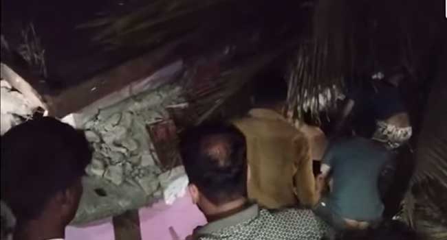 മണ്ണിടിച്ചിൽ ഭയന്ന് 22 കുടുംബങ്ങളെ മാറ്റിപ്പാർപ്പിച്ചു, ഒരു കുടുംബം മാത്രം സുരക്ഷിത സ്ഥാനത്തേക്ക് മാറാൻ തയാറായില്ല!! അടിമാലി ദേശീയ പാതയിൽ  അപകടാവസ്ഥയിലുണ്ടായിരുന്ന വലിയ മൺകൂന താഴേക്ക് പതിച്ചു, രണ്ടുപേർ കുടുങ്ങിക്കിടക്കുന്നു