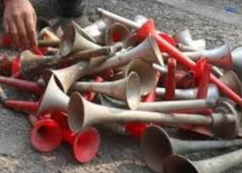 ഒരാഴ്ചയ്ക്കിടെ പിടിച്ചെടുത്തത് 500 എയർഹോണുകൾ,  റോഡ് റോളർ കിട്ടിയില്ല,  ജെസിബി ഉപയോ​ഗിച്ച് തവിടുപൊടിയാക്കി എംവിഡി, എല്ലാം ​ഗതാ​ഗത മന്ത്രിയുടെ നിർദേശ പ്രകാരം