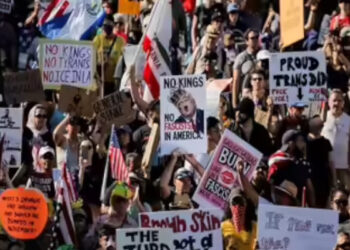 ട്രംപ് രാജാവല്ല, എത്രയും പെട്ടന്ന് ഇംപീച്ച് ചെയ്യുക. ട്രംപിനെതിരെ തെരുവിലിറങ്ങി ആയിരങ്ങൾ, അമേരിക്കയെ നിന്ദിക്കുന്ന റാലിയെന്ന് ആരോപണം