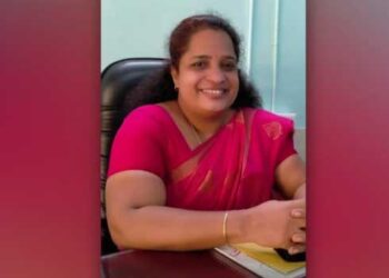 കോടതിമുറിയിൽ ധനരാജ് വധക്കേസിലെ വിചാരണ, ഇതിനിടയിൽ പ്രതികളുടെ ഫോട്ടൊയടുത്ത് സിപിഎം വനിതാ നേതാവ്, ഉടൻ കസ്റ്റഡിയിലെടുക്കാൻ ജഡ്ജിയുടെ നിർദേശം, കസ്റ്റഡിയിലായത് പയ്യന്നൂർ നഗരസഭ മുൻ വൈസ് ചെയർപേഴ്സൺ