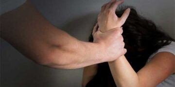 വിവാഹമോചന കേസിൽ ഭാര്യക്കുവേണ്ടി ഹാജരായ അഭിഭാഷകയ്ക്ക് നേരെ എതിർകക്ഷിയുടെ ആക്രമണം, ഫ്ലാറ്റിൽ കയറി തല്ലി, ഇടതുകൈ വളച്ചൊടിച്ചു, പരാതിയിൽ കേസെടുത്ത് പോലീസ്