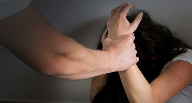 വിവാഹമോചന കേസിൽ ഭാര്യക്കുവേണ്ടി ഹാജരായ അഭിഭാഷകയ്ക്ക് നേരെ എതിർകക്ഷിയുടെ ആക്രമണം, ഫ്ലാറ്റിൽ കയറി തല്ലി, ഇടതുകൈ വളച്ചൊടിച്ചു, പരാതിയിൽ കേസെടുത്ത് പോലീസ്