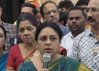 ‘ശനിവാർ വാഡ നിസ്കരിക്കാനുള്ള സ്ഥലമല്ല, കർശന നടപടിയെടുക്കണമെന്ന് ഞങ്ങൾ ഭരണകൂടത്തോട് അഭ്യർത്ഥിക്കുന്നു’… മുസ്ലിം സ്ത്രീകൾ നിസ്കരിച്ച സ്ഥലം ഗോമൂത്രം തളിച്ച് ശുചീകരിച്ച്, ശിവവന്ദനം ചെയ്ത് ബിജെപി എംപിയുടെ പ്രതിഷേധം