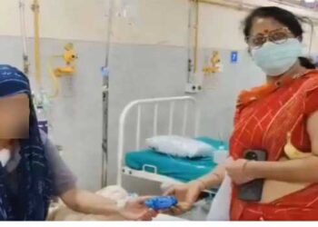 പബ്ലിസിറ്റി നേടാൻ കുടില തന്ത്രമിറക്കി ബിജെപി!! ആശുപത്രിയിൽ കഴിയുന്ന രോ​ഗിക്ക് 10 രൂപയുടെ ബിസ്കറ്റ് നൽകി ബിജെപി വനിതാ നേതാവിന്റെ ഫോട്ടോ ഷൂട്ട്, പിന്നാലെ അതേ ബിസ്കറ്റ് തിരിച്ചുവാങ്ങി അടുത്തയാൾക്കരികിലേക്ക്- വീഡിയോ വൈറൽ