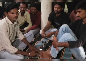 ചെരുപ്പ് മാല ധരിച്ച് നില്‍ക്കുന്ന തരത്തിൽ എഐ ചിത്രം നിർമ്മിച്ചു, പിന്നാക്ക വിഭാ​ഗക്കാരനെക്കൊണ്ട് ബ്രാഹ്മണ യുവാവിന്റെ കാൽ കഴുകി വെള്ളം കുടിപ്പിച്ചു