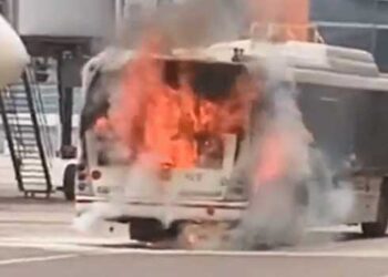 എയർഇന്ത്യ വിമാനത്തിനു തൊട്ടരികെ ബസിനു തീപിടിച്ചു, ബസിൽ ആളുകൾ ഇല്ലായിരുന്നതിനാൽ ഒഴിവായത് വൻ ദുരന്തം, തീപിടിച്ചത് ടെർമിനൽ മൂന്നിലിട്ടിരുന്ന ബസിന്