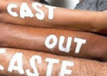 തന്റെ സഹോദരൻ ഒരു ലോക്കോ പൈലറ്റാണ്, തങ്ങൾക്ക് ടിക്കറ്റില്ലാതെ യാത്ര ചെയ്യാം, തങ്ങളുടെ ജാതിക്കാരനാണെങ്കിൽ പ്രശ്നമുണ്ടാക്കില്ലായിരുന്നു,  എസി കോച്ചിൽ ടിക്കറ്റില്ലാതെ യാത്ര ചെയ്തത് ചോദ്യം ചെയ്ത ടിടിഇക്ക് നേരെ ജാതി നടത്തി അമ്മയും മകളും