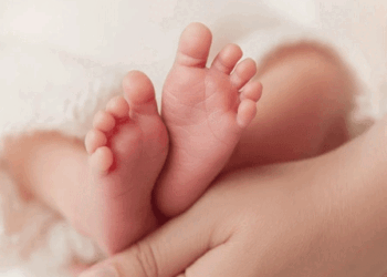 എട്ടുമാസം ഗര്‍ഭിണി, വീട്ടിലെ ടോയ്‌ലറ്റില്‍ പ്രസവിച്ചു ; പിറന്നയുടന്‍ നവജാതശിശുവിനെ മുഖത്ത് വെള്ളമൊഴിച്ചു കൊന്നു ; ബാഗിലാക്കി ബന്ധുവിനെക്കൊണ്ട് ക്വാറിയില്‍ എറിഞ്ഞു