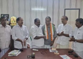 ‘മന്ത്രി എന്നല്ല, എംഎൽഎ ആയിരിക്കാൻ പോലും വീണാ ജോർജിന് യോഗ്യത ഇല്ല’!! ആരോ​ഗ്യമന്ത്രിയെ പരിഹസിച്ച് പോസ്റ്റിട്ട സിപിഎം നേതാവിന് നടപടി, എസ്എഫ്ഐ മുൻ ജില്ലാ പ്രസിഡൻറ് കോൺ​ഗ്രസിലേക്ക്