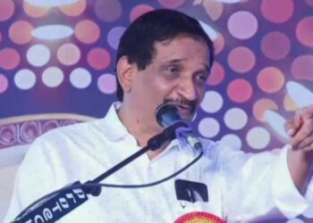 ‘പണ്ട് മാറ് മറക്കാനായിരുന്നു സമരമെങ്കിൽ ഇപ്പോൾ മാറ് കാണിക്കാനാണ് സമരം, ഒരുകൂട്ടർ മുഖം മറക്കുന്നു, മറ്റു കൂട്ടർ മറ്റു ചിലത് തുറന്ന് കാണിക്കുന്നു. ചിലർ ട്രൗസർ പൊക്കി നടക്കുന്നു, കാണിക്കാൻ പറ്റിയതാണെങ്കിൽ തരക്കേടില്ല’- വിവാദ പരാമർശവുമായി ഫസൽ ​ഗഫൂർ