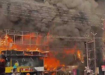 അട്ടിയടുക്കിയതുപോലെ അടുത്തടുത്ത് കടകൾ, തൊട്ടുമുന്നിൽ ഹൈവേയും ബസ് സ്റ്റാൻഡും!! തളിപ്പറമ്പിലെ തീപിടിത്തത്തിൽ എരിഞ്ഞടങ്ങിയത് 60 കടകൾ, ഒരു കെട്ടിടം പൂർണമായും രണ്ടു കെട്ടിടങ്ങൾ ഭാഗികമായും കത്തി നശിച്ചു
