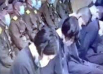 സ്തന വലിപ്പം കൂട്ടാൻ ശസ്ത്രക്രിയ ‌ചെയ്തു,   ഉത്തരകൊറിയയിൽ സർജനെയും യുവതികളെയും പരസ്യവിചാരണണയ്ക്ക് വിധേയരാക്കി,       ശസ്ത്രക്രിയ നടത്തിയത് ചൈനയിൽ നിന്ന് രഹസ്യമായി കടത്തിയ സിലിക്കൺ ഉപയോ​ഗിച്ച് ,  ഇവർ സോഷ്യലിസ്റ്റ് വ്യവസ്ഥിതിയെ തകർക്കുന്ന വിഷച്ചെടികളെന്ന് ജഡ്ജി