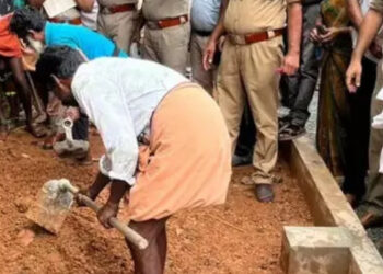 അവിഹിത ബന്ധമുണ്ടെന്ന് സംശയം,  ഭാര്യയെ വിജിനമായ സ്ഥലത്തെത്തിച്ച് കരിങ്കല്ലിൽ തലയിടിപ്പിച്ച് കൊന്നു, ഒന്നും സംഭവിക്കാത്തതു പോലെ പിറ്റേ ദിവസവും ജോലിക്കെത്തി, കോട്ടയത്ത് അന്യസംസ്ഥാന തൊഴിലാളി കൊലപ്പെടുത്തിയ ഭാര്യയുടെ മൃതദേഹം കണ്ടെത്തി