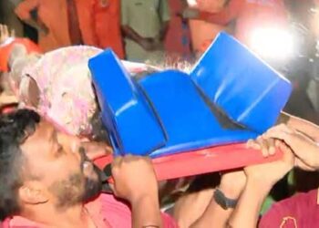 രക്ഷാപ്രവർത്തകനെത്തുമ്പോൾ ബിജുവിന് നേരിയ അനക്കം, പക്ഷെ പുറത്തെത്തിക്കാനായില്ല, സന്ധ്യയുടെ കഴുത്ത് തൂങ്ങിക്കിടക്കുകയായിരുന്നു- ദൃക്സാക്ഷികൾ, സന്ധ്യയുടെ കാലുകൾക്ക് ഗുരുതര പരുക്ക്, രക്തക്കുഴലിന് ക്ഷതം സംഭവിച്ചിരിക്കാൻ സാധ്യത- ഡോക്ടർമാർ