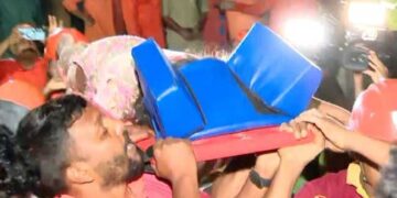 രക്ഷാപ്രവർത്തകനെത്തുമ്പോൾ ബിജുവിന് നേരിയ അനക്കം, പക്ഷെ പുറത്തെത്തിക്കാനായില്ല, സന്ധ്യയുടെ കഴുത്ത് തൂങ്ങിക്കിടക്കുകയായിരുന്നു- ദൃക്സാക്ഷികൾ, സന്ധ്യയുടെ കാലുകൾക്ക് ഗുരുതര പരുക്ക്, രക്തക്കുഴലിന് ക്ഷതം സംഭവിച്ചിരിക്കാൻ സാധ്യത- ഡോക്ടർമാർ