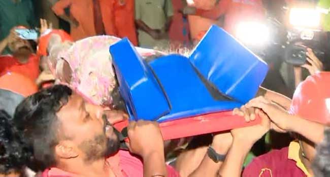രക്ഷാപ്രവർത്തകനെത്തുമ്പോൾ ബിജുവിന് നേരിയ അനക്കം, പക്ഷെ പുറത്തെത്തിക്കാനായില്ല, സന്ധ്യയുടെ കഴുത്ത് തൂങ്ങിക്കിടക്കുകയായിരുന്നു- ദൃക്സാക്ഷികൾ, സന്ധ്യയുടെ കാലുകൾക്ക് ഗുരുതര പരുക്ക്, രക്തക്കുഴലിന് ക്ഷതം സംഭവിച്ചിരിക്കാൻ സാധ്യത- ഡോക്ടർമാർ