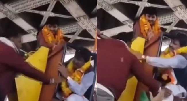 അംബേദ്ക്കർ പ്രതിമയ്ക്ക് ഹാരമണിയിക്കാൻ കയറിയ ബിജെപി എംപി ക്രെയിനിൽ കുടുങ്ങി, രക്ഷിക്കാൻ ശ്രമിച്ച ക്രെയിൻ ഓപ്പറേറ്ററുടെ കരണത്തടിച്ച് മറുപടി, മെഷീൻ പണിമുടക്കാൻ കാരണം സാങ്കേതിക തകരാർ- വീഡിയോ പങ്കുവച്ച് കോൺഗ്രസ്